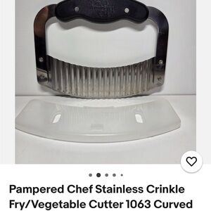 Pampered Chef Black and Silver Crinkle Cutter
